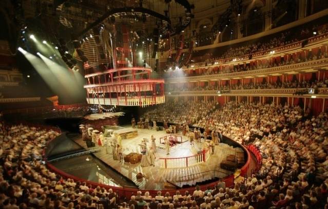 《演出船》(Show Boat):船上演出的灯光设计